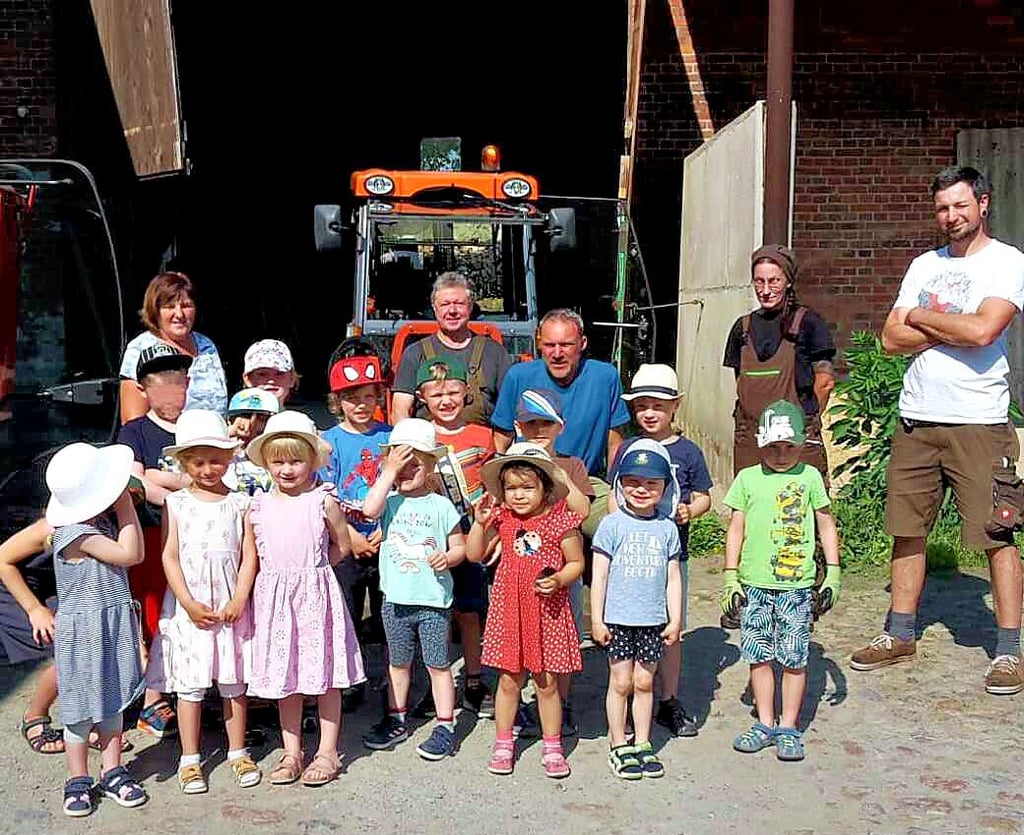 Der Bauhof der Gemeinde Bülstringen empfing nicht alltäglichen Besuch. Die Kinder aus der Tagesstätte wollten die Arbeiten kennenlernen.