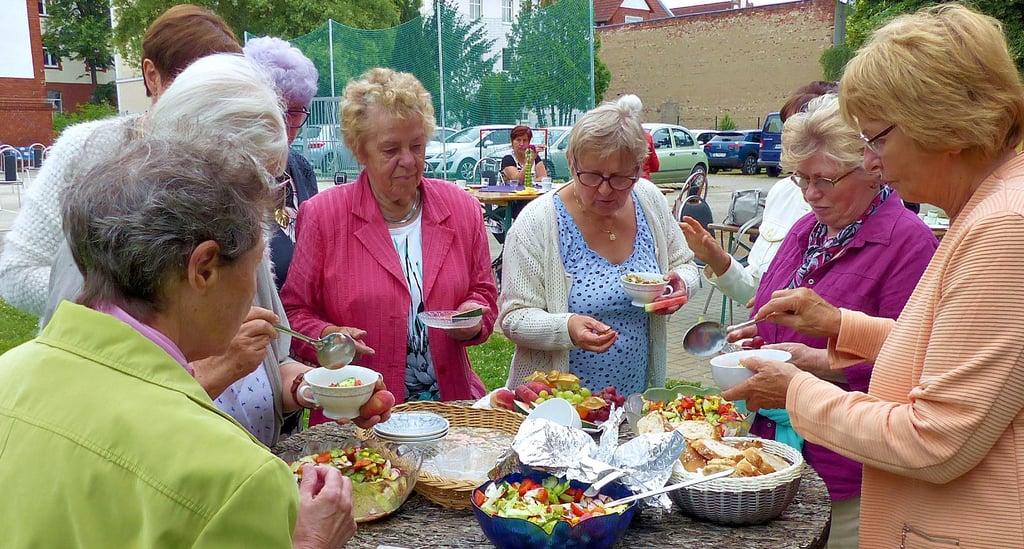 Ehe die Lesung begann, konnten sich die Besucherinnen bei einem Frauenfrühstück stärken. Bereits dabei wurde über das Thema Frauen in der DDR diskutiert.