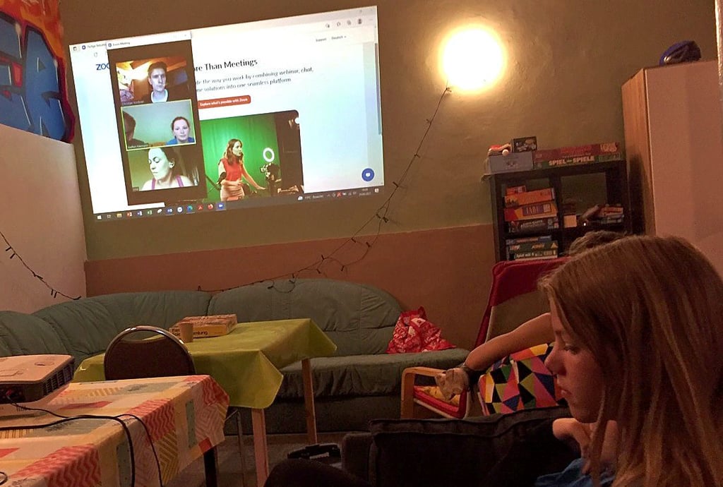 Christian Kirchner (oben) und Lina Wunderlich sind per Videoschalte mit den Teilnehmern verbunden.