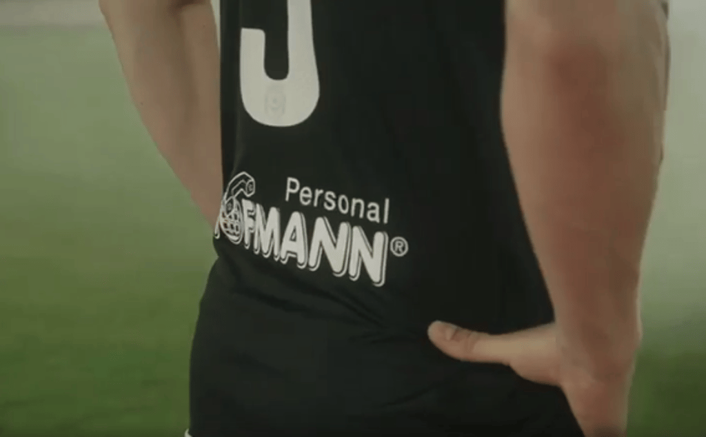 Die neue Rücken-Werbung auf den HFC-Trikots.