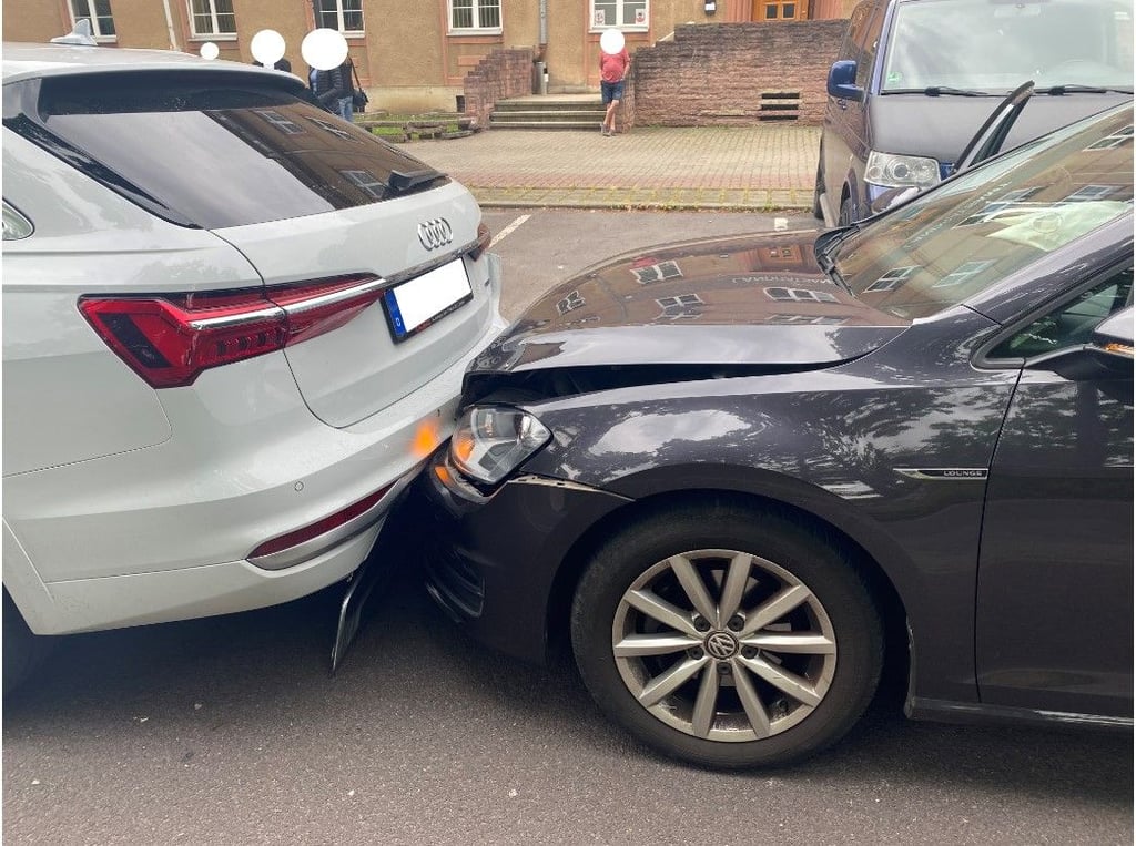 Weil eine 43-Jährige in Wolmirstedt zu spät bremste, fuhr sie auf den Wagen einer 51-Jährigen. Hier lösten sich die Airbags, so dass die Frau leicht verletzt wurde.