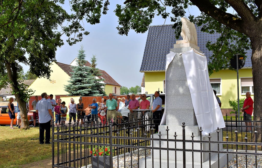 Etliche Einwohner Lindwerders waren dabei, als das sanierte Denkmal enthüllt wurde.