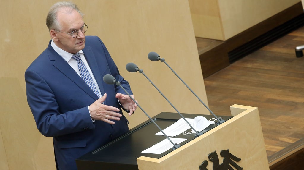 Reiner Haseloff (CDU), Bundesratspräsident und Ministerpräsident in Sachsen-Anhalt, spricht während ein Bundesratssitzung.