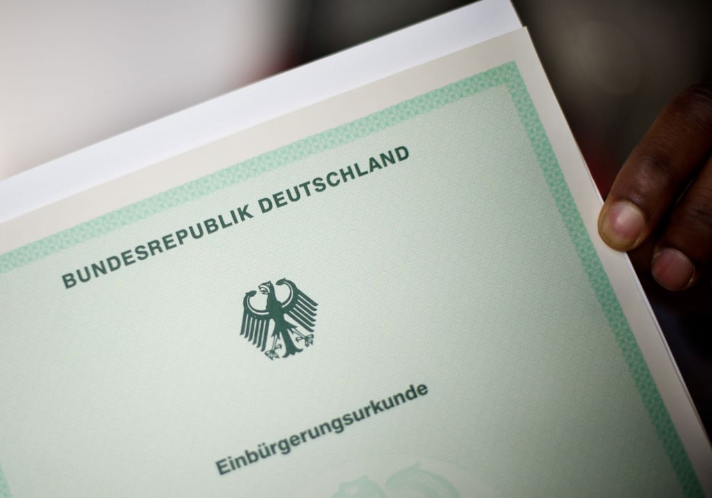 In Sachsen-Anhalt sind im vergangenen Jahr knapp 700 Menschen aus dem Ausland eingebürgert worden.