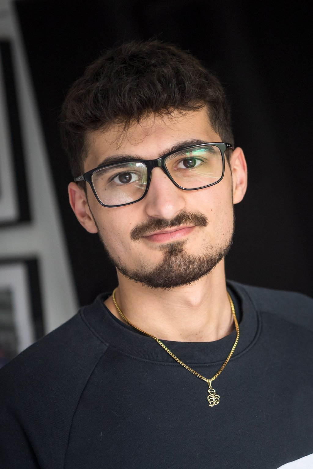 Kiarash Hashemi, Musikproduzent, sitzt am Arbeitsplatz in seiner Wohnung.