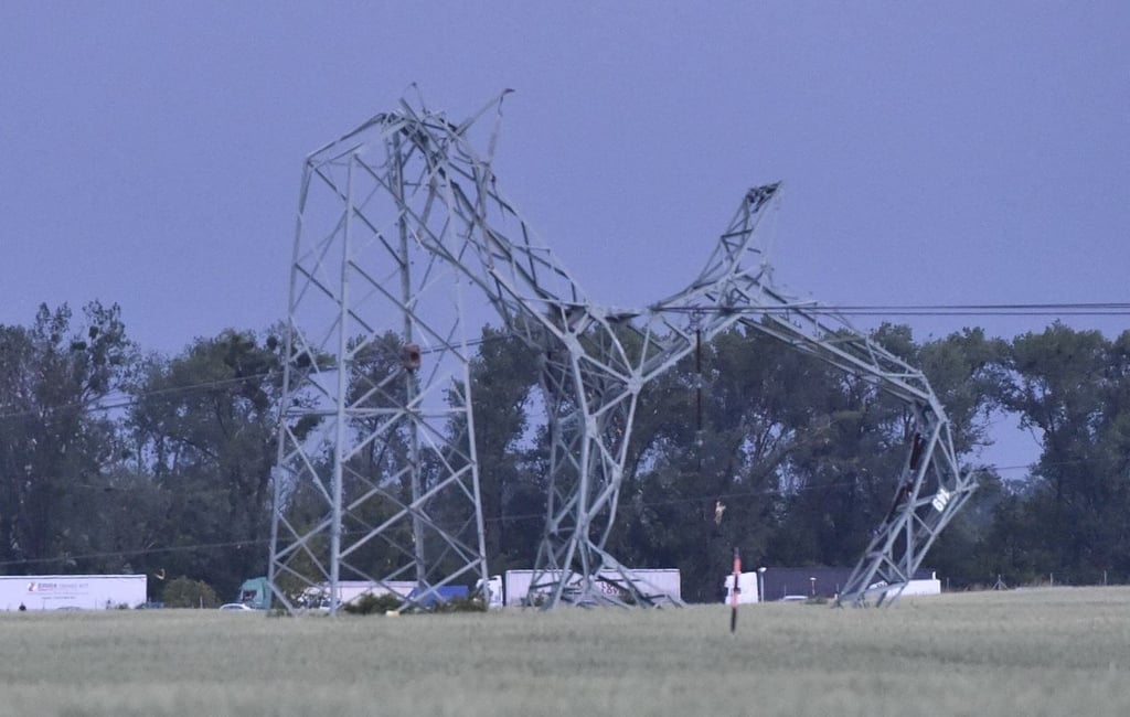 Verdrehte Masten einer Hochspannungsleitung an der Autobahn D2 bei Breclav. Ein starkes Gewitter mit Hagel und, laut Meteorologen, höchstwahrscheinlich einem Tornado zog über Südmähren hinweg.