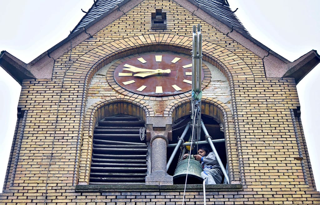 Mit reichlich Geschick, Ausdauer und Kraft bugsiert Nick Rieser eine der Glocken durch das Turmfenster der Bauermeister-Kirche in Bitterfeld.