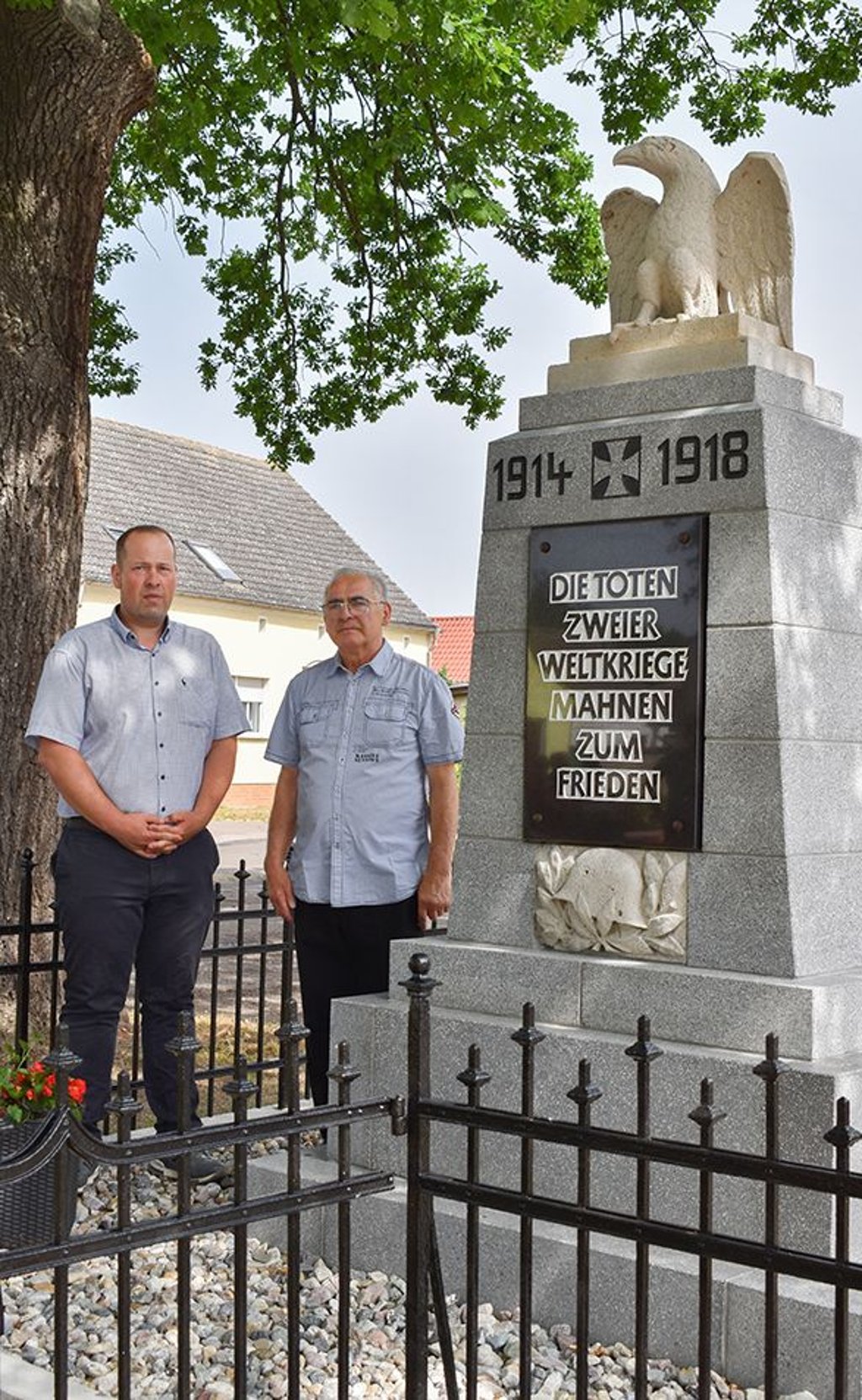 Der stellvertretende Jessener Bürgermeister Daniel Lehmann (links) und Lindwerders Ortsteilbeirat Günter Herrmann am Denkmal.