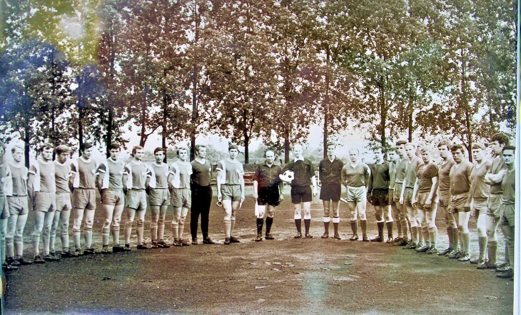 Die Spieler des FSV gegen Stahl Brandenburg (links): Günther Wendlandt, Hans Boeker, Rolf Hartmann, Herbeert Schrader, Ebehardt Schernitz, Steg, Achim Kielser, Günter Jacob, Jürgen Bethge, Günter Kemmnitz.