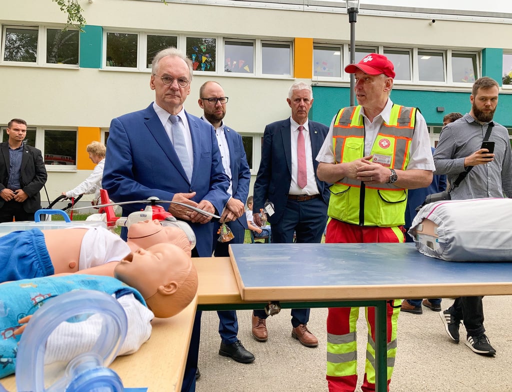 Ministerpräsident Reiner Haseloff (CDU) hat den Sanitätsverein von Raymond Schulz (re.) in Köthen besucht und erfahren, was dieser neben der Ausbildung von Ersthelfern noch leistet.