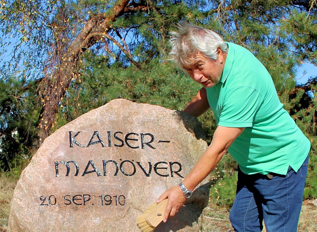 Der ehemalige Vereinsvorsitzende Günter Grau bei der Enthüllung des Sandbeiendorfer Kaiser-Manöver-Steins im vergangenen Herbst.