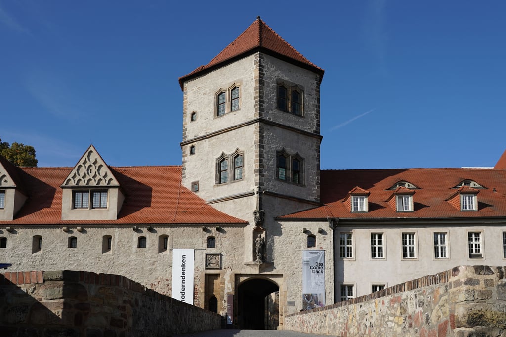 Blick auf die Außenansicht des Kunstmuseums Moritzburg in Halle.