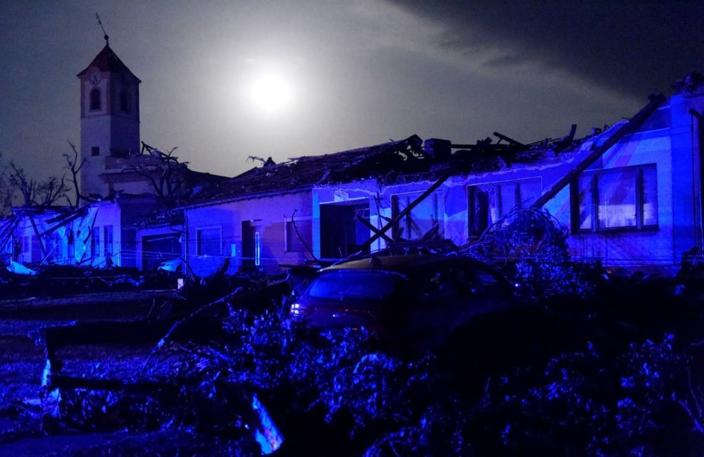 Häuser sind beschädigt, nachdem ein Tornado das Dorf Moravska Nova Ves im Bezirk Hodonin getroffen hat. Bei einem Unwetter mit einem Tornado sind im Südosten Tschechiens Menschen ums Leben gekommen und verletzt worden.