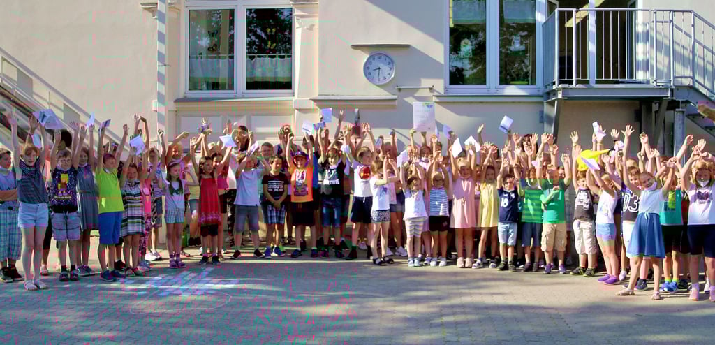 Da freuen sich die Mädchen und Jungen der Grundschule Altenweddingen: Als Unterstützung für ihre Aktion „Hochbeete“ bekommen sie 1250 Euro.