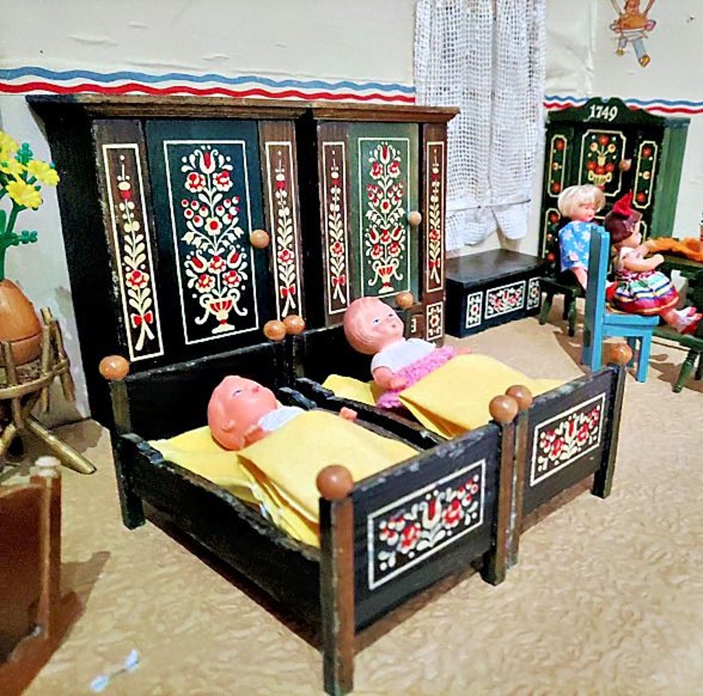 Die liebevoll eingerichtete Puppenstube steht in der Heimatstube.