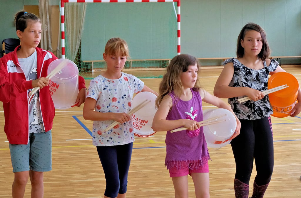 Bei jedem Schritt durch die Elsteraner Turnhalle ist volle Konzentration gefragt. Die Augen sind dabei stets auf den Projektleiter gerichtet.