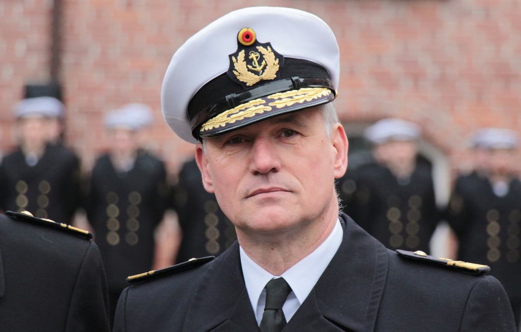 Flottillenadmiral Kay-Achim Schönbach steht im Hof der Offiziersschule der Deutschen Marine.