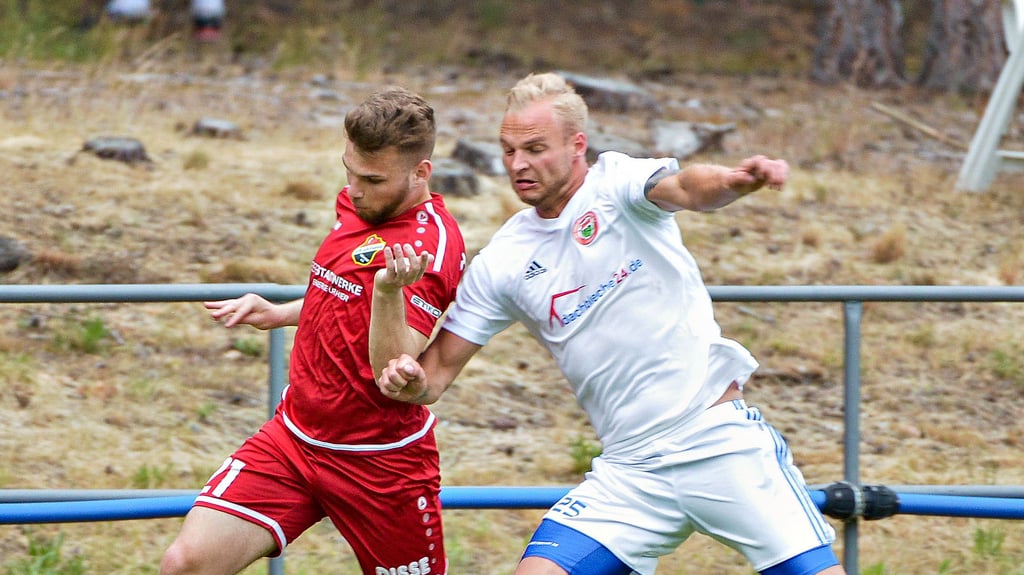 Mit einem energischen Antritt gegen Westerhausen Philipp Neubauer bereitete Jannis Lisowski (links) den späten Ausgleichstreffer für den VfB Germania Halberstadt vor.