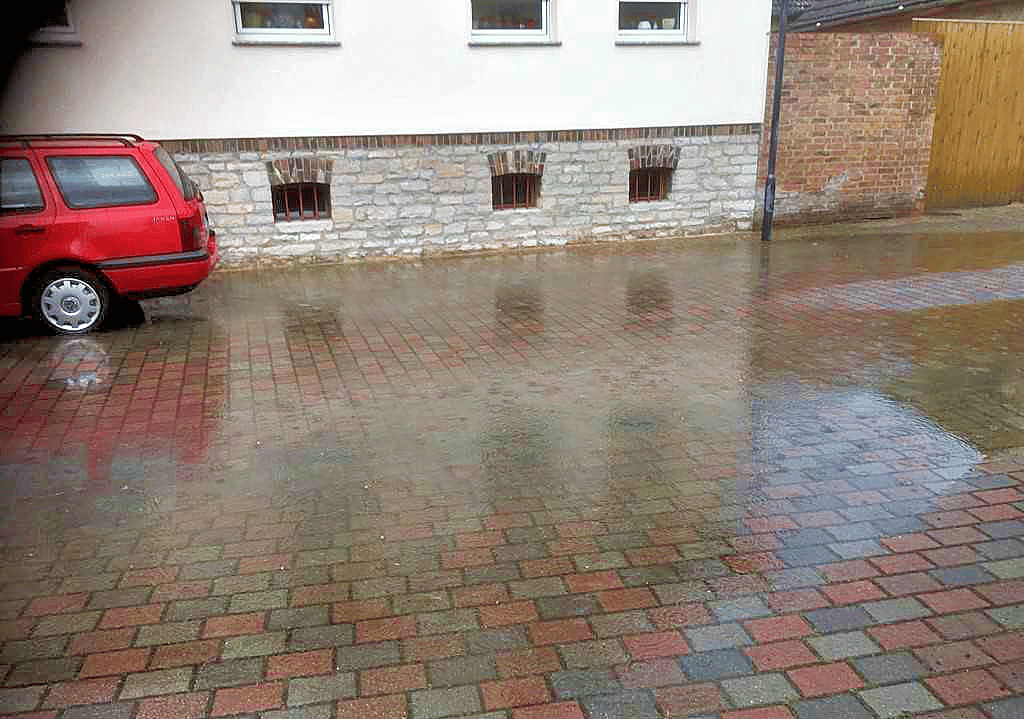 In der Ringstraße in Osmarsleben fließt das Regenwasser nicht ab, weil ein ursprünglicher Abflussgraben auf einem Privatgrundstück im Hinterland zugeschüttet wurde. Die Anwohner wollen sich das nicht länger bieten lassen, dass ihre Häuser dadurch in Mitleidenschaft gezogen werden.