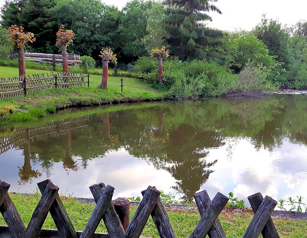 Der Jägerzaun am Hüttenteich ist marode, zwei Felder fehlen ganz