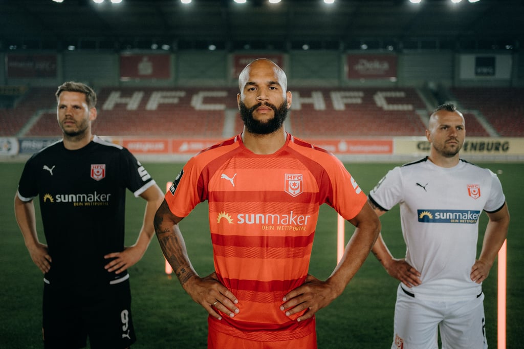 HFC-Trikots 2021/22: Terrence Boyd trägt Querstreifen, Justin Eilers und Toni Lidennhahn mögen es eher einfarbig.