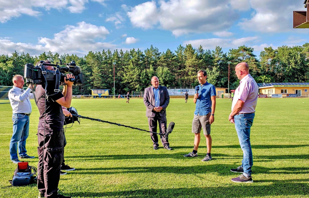 MDR-Reporter Stephan Weidling (Mi.) beim Interview in Abtsdorf mit Vizepräsidenten Jörg Bihlmeyer (li.) und Abteilungsleiter Markus Horsch.