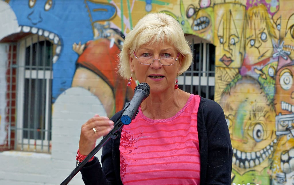 Dagmar Enkelmann kam zu einer Lesung ins Soziokulturelle Zentrum in Burg. Sie las aus ihrem Buch "Emanzipiert und stark ? Frauen aus der DDR" vor und stieß damit auf viel Interesse beim Publikum.