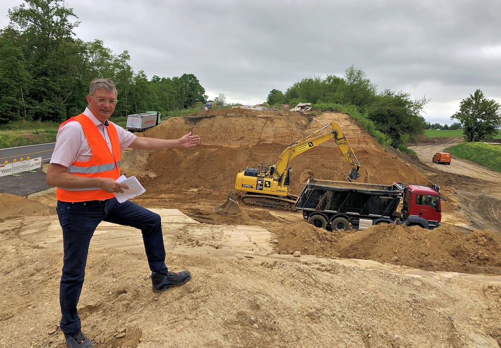 Projektleiter Michael Herbst zeigt eine der Stellen, an der die B91 künftig eine Brücke erhalten soll. Dadurch soll der Ort Wildschütz an die Kreisstraße angeschlossen werden, die links im Bild zu sehen ist und die zur Zeit als Ausweichstrecke dient.