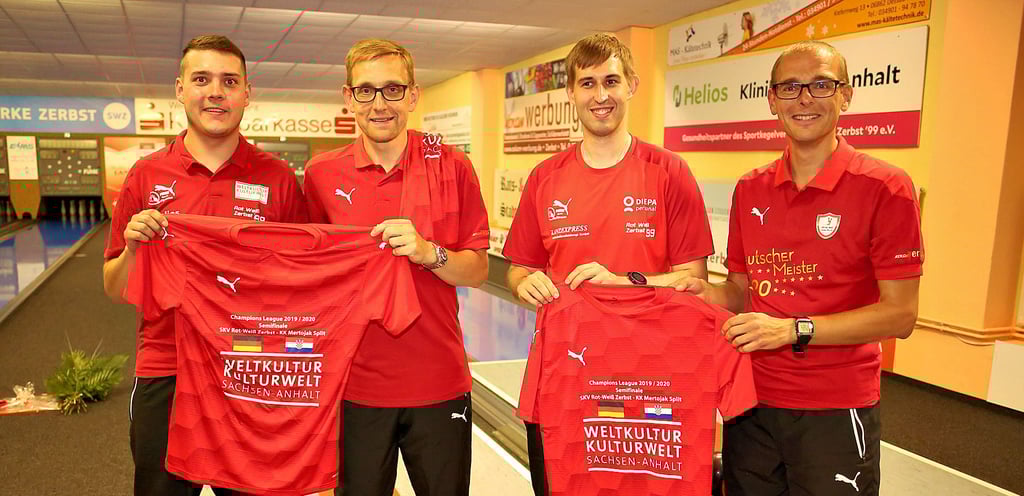 Die Trikots für die Halbfinal-Partie gegen KK Mertojak Split wurden schon bei der Meisterfeier im Juni 2020 überreicht. Die Zerbster mit Dominik Kunze, Timo Hoffmann, Christian Wilke und Martin Herold (von links) freuen sich, dass das Final Four in der Königsklasse nun endlich ausgetragen werden kann. Ziel ist es, erst einmal in das Finale am Sonntag einzuziehen. Dann ist alles möglich.