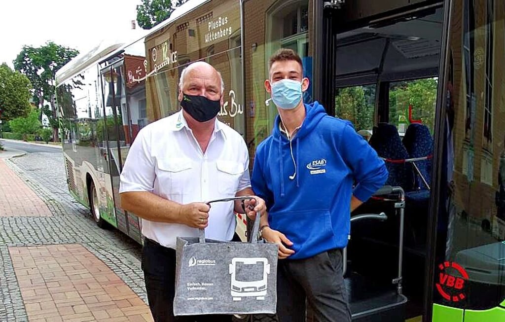 Regiobus-Chef Hans-Jürgen Hennig (links) begrüßt den 1000. Fahrgast Jason Helm in Bad Belzig.