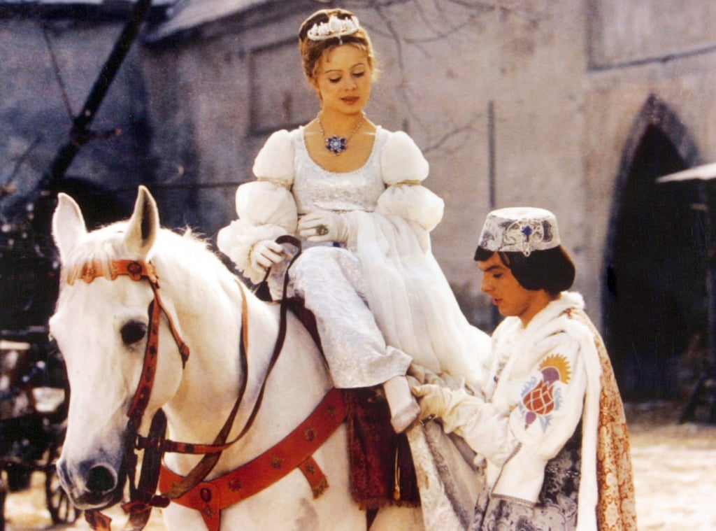 Der Prinz (Pavel Travnicek) passt Aschenbrödel (Libuse Safrankova) im Film „Drei Haselnüsse für Aschenbrödel“ den verlorenen Schuh an .