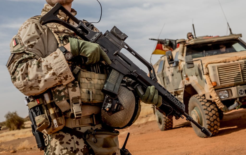Ein Soldat der Bundeswehr 2018 mit einem Sturmgewehr vom Typ G36 am Flughafen nahe des Stützpunktes in Gao im Norden Malis.