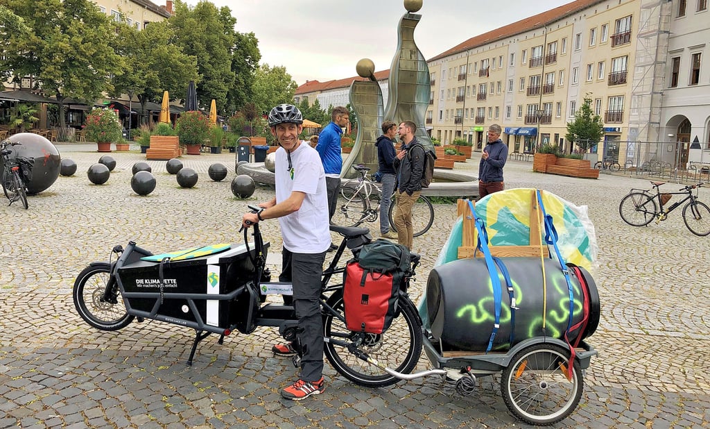 Michael Billharz startet die bundesweite Mitmachaktion ?Die Klimawette? mit einer 6.00 Kilometer langen Radtour auf dem Marktplatz in Dessau.