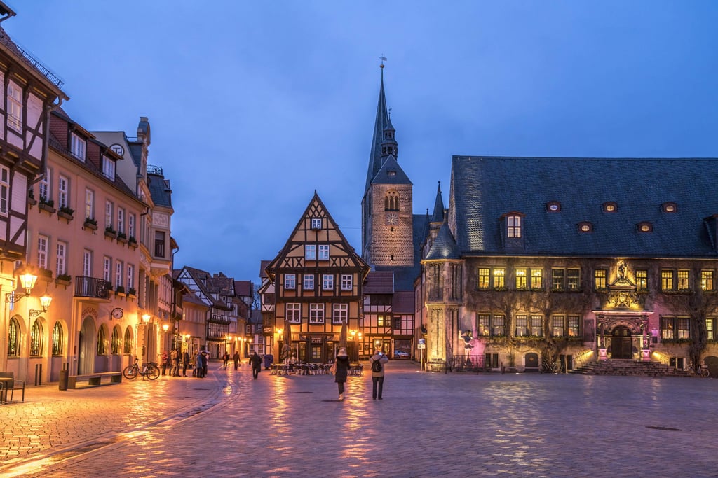 Rathaus und Marktkirche St. Benedikti in Quedlinburg in der Abenddämmerung