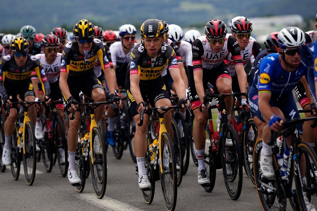 Tony Martin (M) stürzte schwer auf der ersten Tour-Etappe.