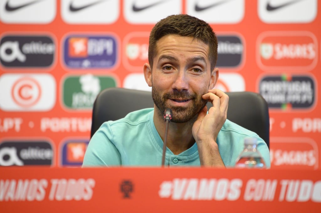 Portugals Joao Moutinho sitzt während der Pressekonferenz seines Verbandes auf dem Podium.