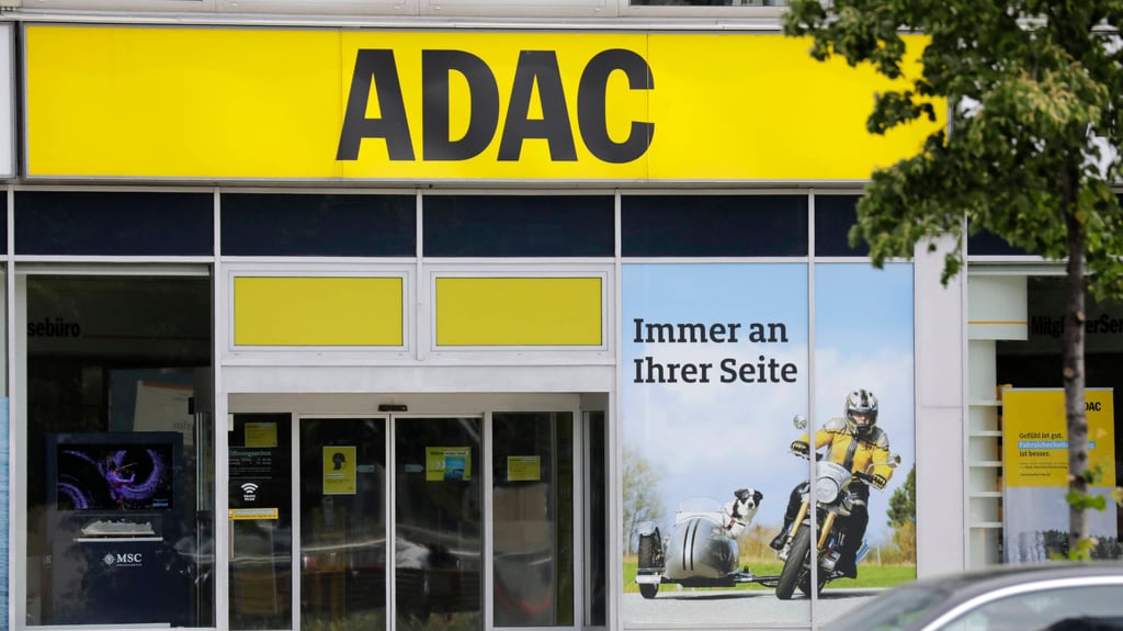 Das Logo des ADAC über dem eingang einer Filiale. Illustration