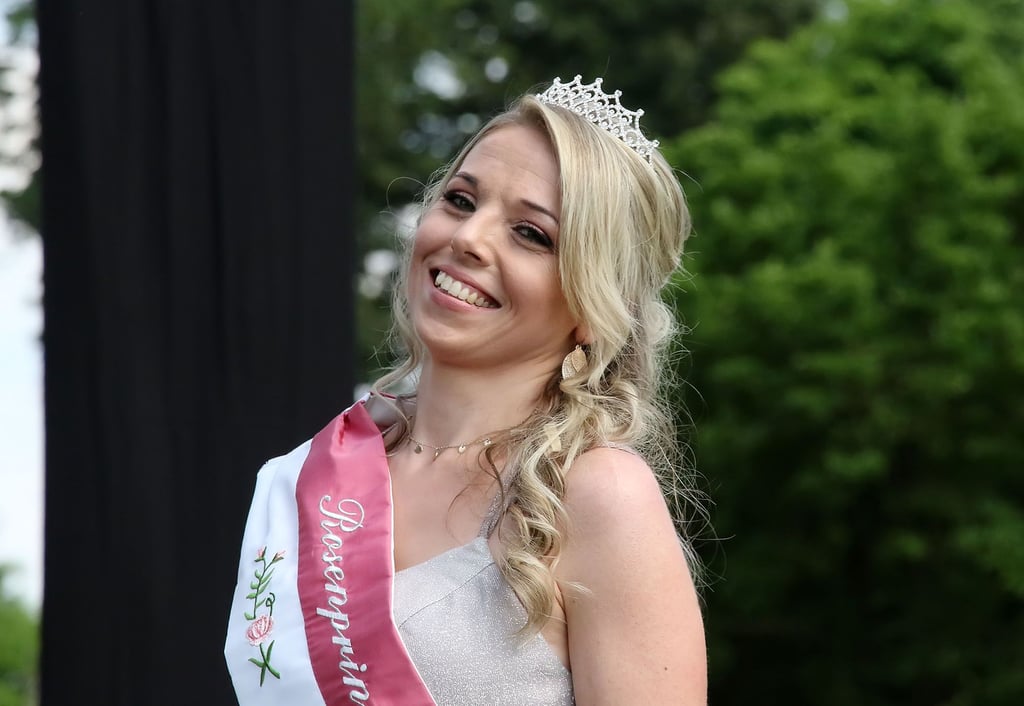Die neue Rosenprinzessin Julia II. freut sich.