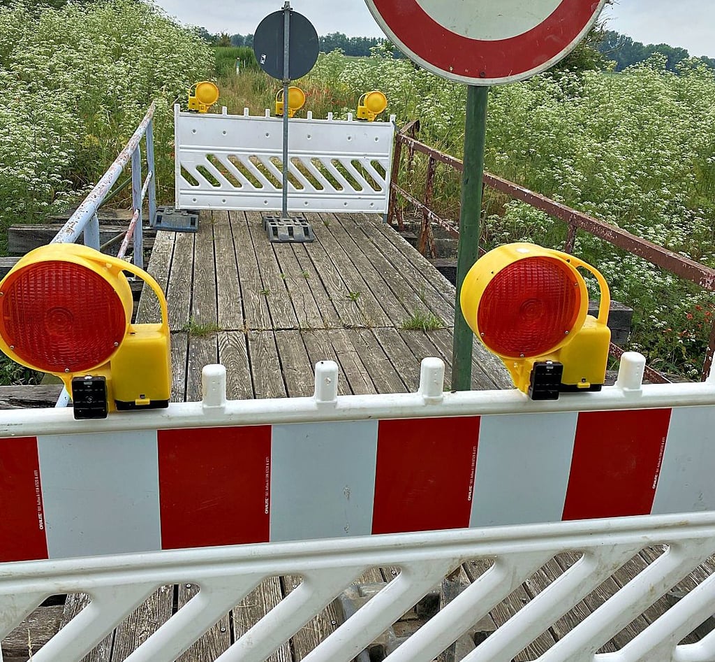 Die Brücke über den Großen Graben bei Aderstedt musste gesperrt werden, weil der Belag zu morsch ist.