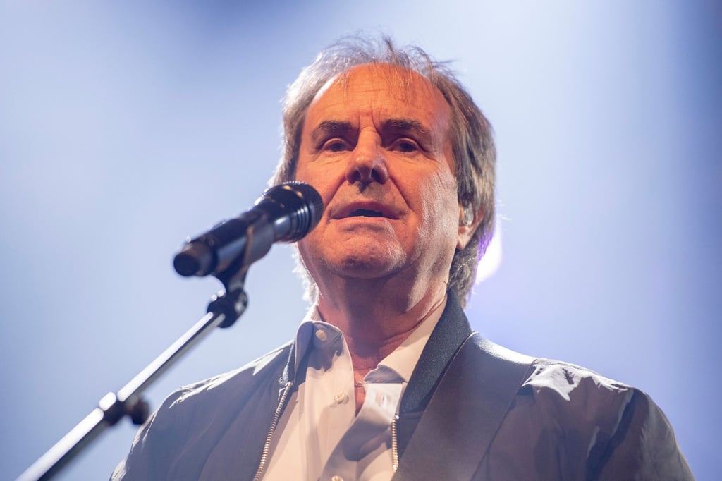 Im Fußballstadion ist Chris de Burgh entfesselt.