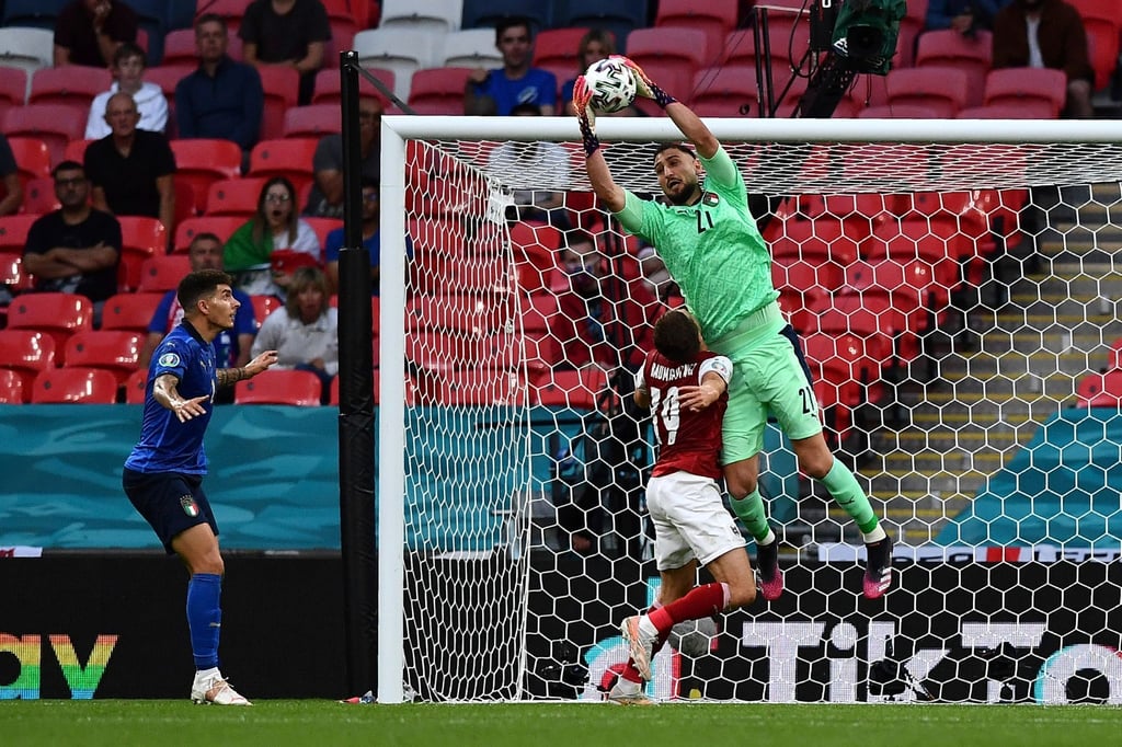 Italiens Torhüter Gianluigi Donnarumma rettet vor Christoph Baumgartner.