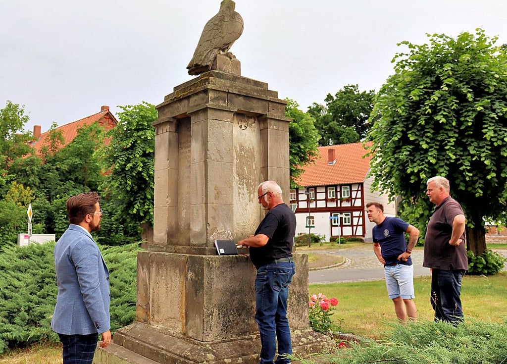 Maik Berger, Bernd Lange, René Stoffregen und Torsten Kremz (von links) am Denkmal, dessen Inschrift erneuert werden soll.
