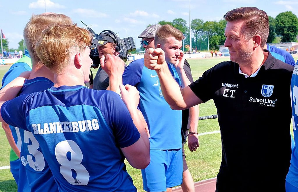 Schöne Geste von FCM-Cheftrainer Christian Titz (rechts) zur Halbzeitpause, der jeden Blankenburger Spieler begrüßte.