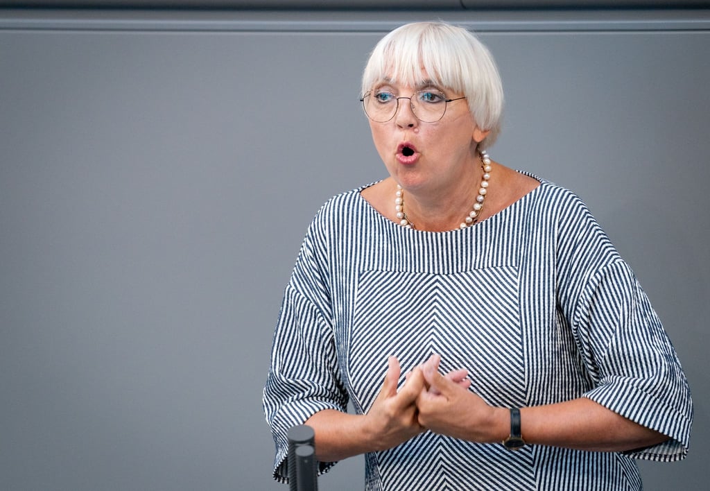 Claudia Roth äußert scharfe Kritik an der Austragung der Fußball-EM.