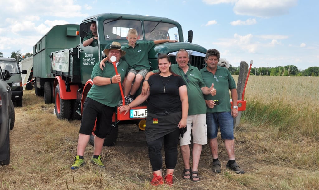 Endlich wieder unter ihresgleichen: die Oldtimerfreunde Menz mit Christin Ludwig, die gemeinsam mit ihrem Vater Timo diese Treffen organisiert.