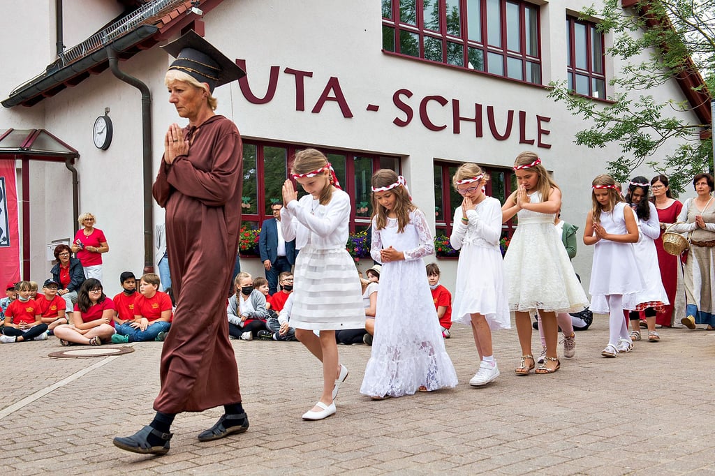 In der Prokop-Szene ihres Stücks bekommen die Lehrer der Uta-Schule Unterstützung von einigen in unschuldigem Weiß gekleideten Mädchen.
