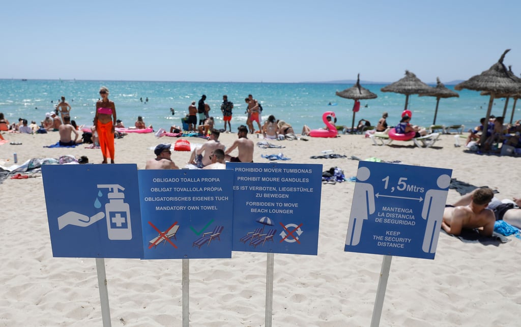 Touristen halten sich am Strand von Arenal in Palma de Mallorca auf. Die Maskenpflicht wurde in Spanien erheblich gelockert.