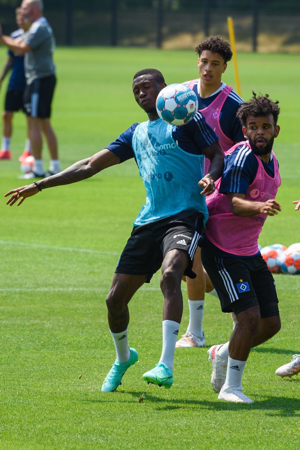Hamburgs Amadou Onana (l-r), Jonas David und Ogechika Heil in Aktion.