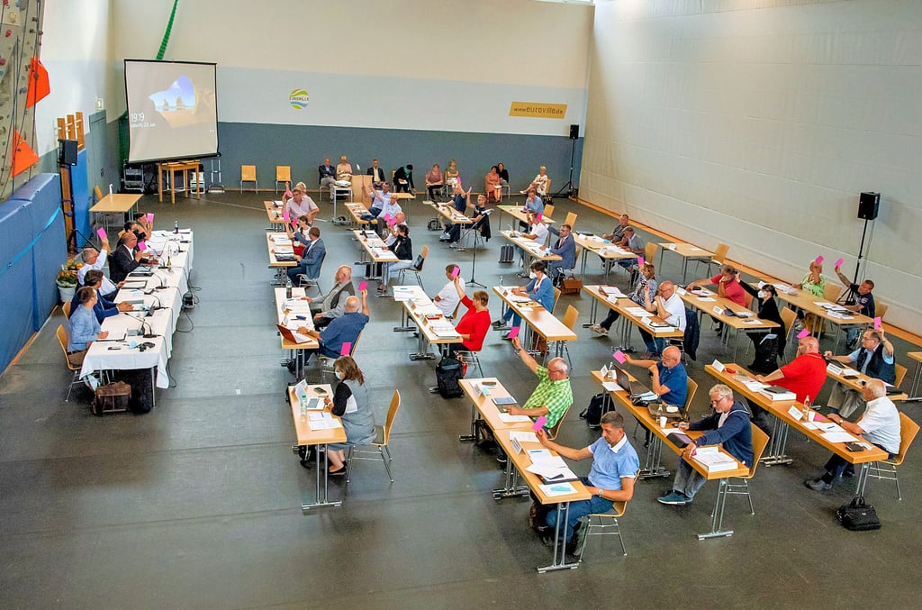 Aufgrund der pandemiebedingt notwendigen Abstände tagt der Naumburger Gemeinderat seit einigen Monaten im Euroville. Am Mittwoch stand neben der Vereidigung des neuen OB Müller der Haushalt auf dem Plan.