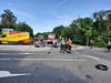 Die nach dem Unfall gesperrte B 81 am Abzweig Kilometer 9. Dort hatte ein Autofahrer beim Linksabbiegen die entgegenkommenden Motorradfahrer übersehen.